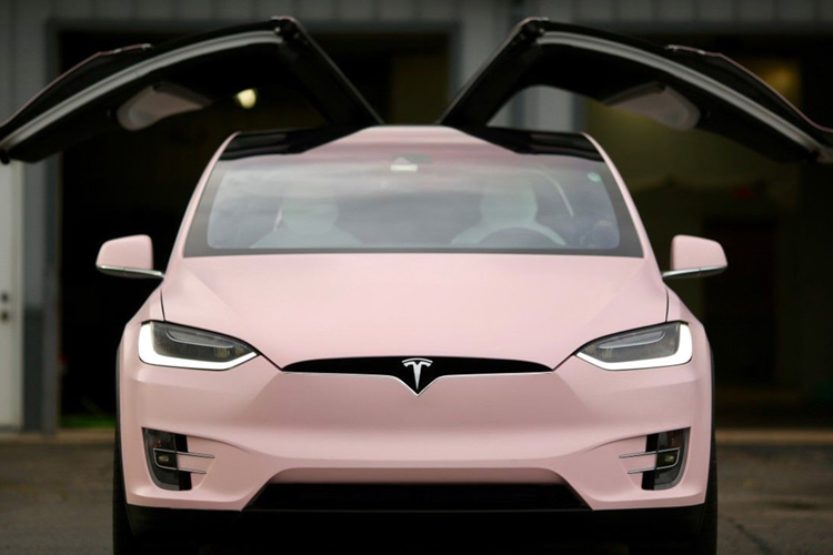 Tesla Model X розовая