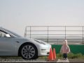 Tesla на автопилоте сбивает манекен ребенка